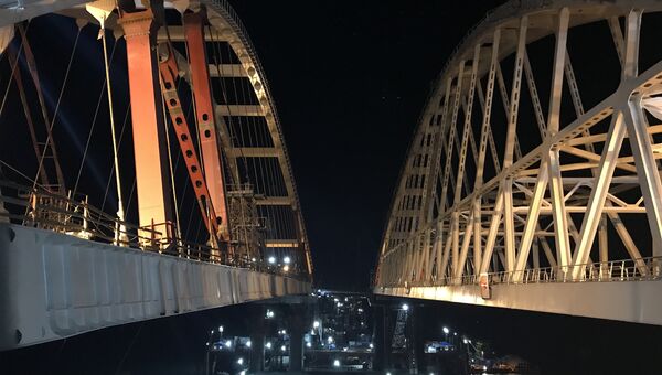 Автодорожную арку Крымского моста подняли на проектную высоту
