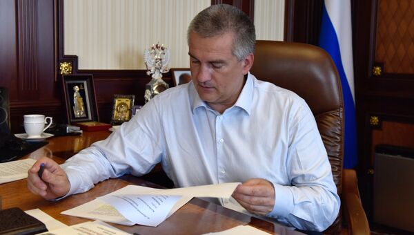 Глава Республики Крым Сергей Аксенов в рабочем кабинете