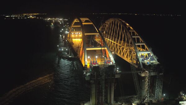 Автодорожную арку моста в Крым закрепили на проектной высоте. Съемка с дрона