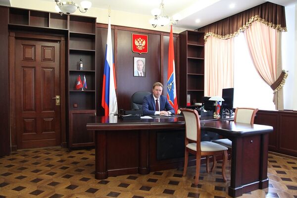 Губернатор Севастополя Дмитрий Овсянников в своем кабинете