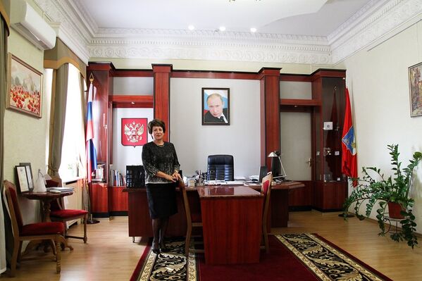Председатель Законодательного собрания Севастополя Екатерина Алтабаева в своем кабинете