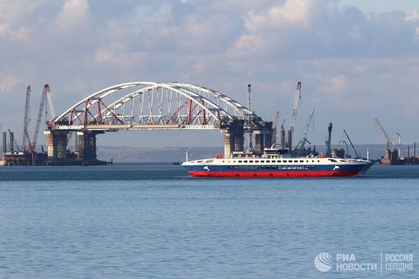 Установка автодорожной арки в процессе строительства Крымского моста в Керченском проливе. 13 октября 2017 Установка автодорожной арки в процессе строительства Крымского моста в Керченском проливе. 13 октября 2017