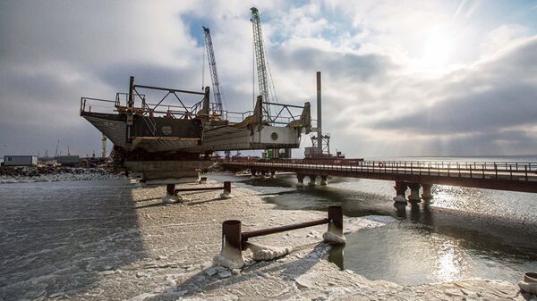 Строители сооружают морские пролеты моста в Крым. 1 февраля 2017 Строители сооружают морские пролеты моста в Крым. 1 февраля 2017