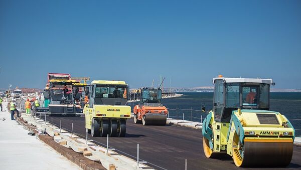 Устройство дорожного покрытия на участке автодорожного моста на острове Тузла. Июль 2017