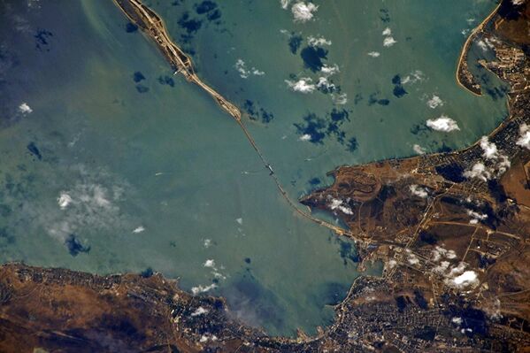 Космический снимок зоны строительства моста через Керченский пролив от космонавта Сергей Рязанского. 2 сентября 2017