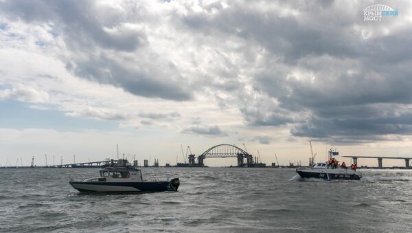 Силовики обеспечивают безопасность во время операции по установке арки Крымского моста