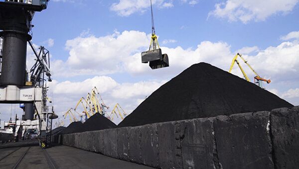 Разгрузка угля в одесском порту Южный. Архивное фото