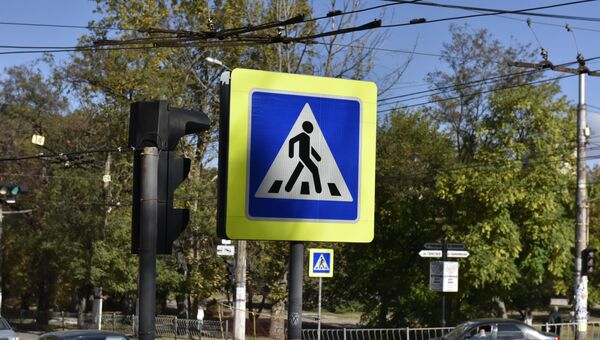 Предупреждающий дорожный знак Пешеходный переход в Симферополе