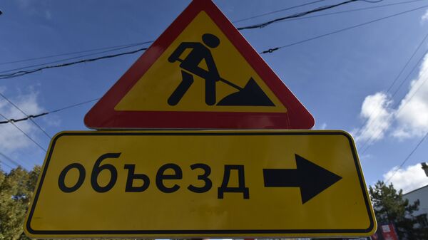 Дорожный знак Объезд на ул. Толстого в Симферополе