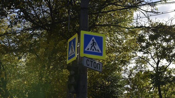 Предупреждающий дорожный знак Пешеходный переход и светофор в Симферополе