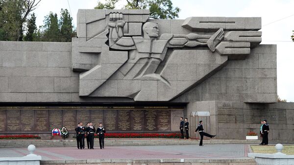 Мемориальная стена в честь героической обороны Севастополя 1941-9142 годов