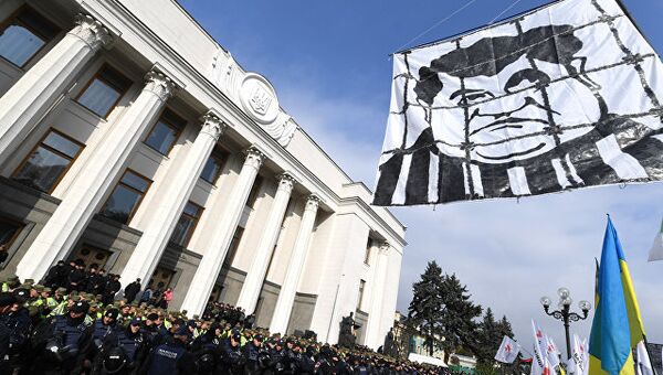 Плакат с изображением президента Украины Петра Порошенко вовремя акции протеста у здания Верховной рады в Киеве. 17 октября 2017