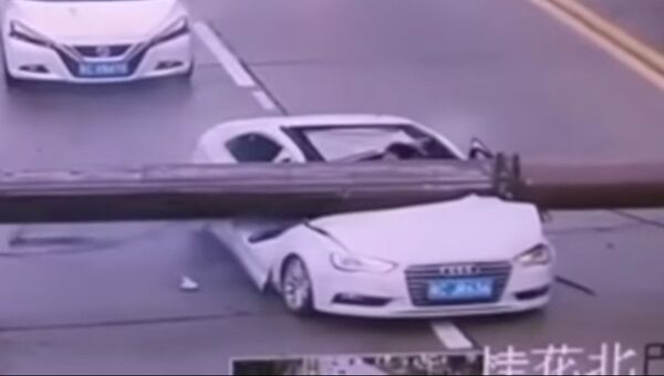 В Китае башенный кран упал на автомобиль
