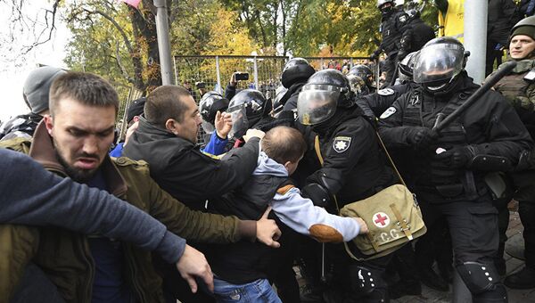 Столкновение протестующих с полицией во время митинга украинской оппозиции перед парламентом в Киеве. 17 октября 2017