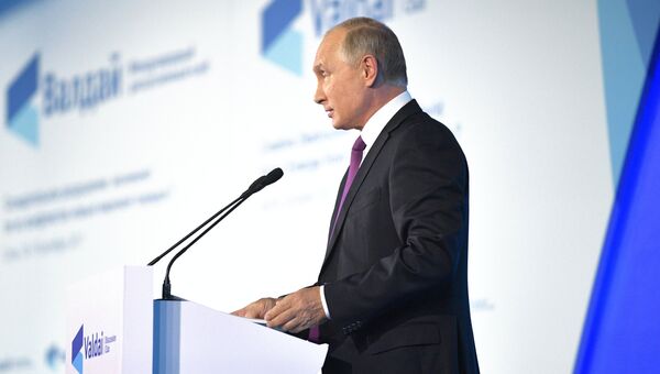 Президент РФ Владимир Путин выступает на итоговой пленарной сессии XIV ежегодного заседания Международного дискуссионного клуба Валдай