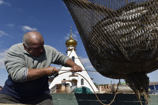 Рыбак во время ловли рыбы на мысе Тарханкут. Большой Атлеш