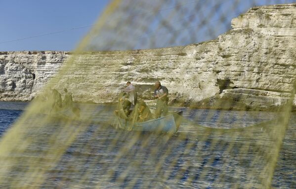 Рыбаки во время ловли рыбы на мысе Тарханкут. Большой Атлеш