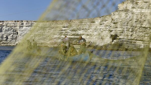 Рыбаки во время ловли рыбы на мысе Тарханкут. Большой Атлеш