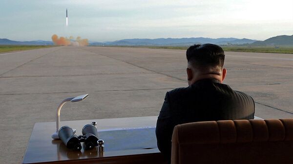 Лидер КНДР Ким Чен Ун наблюдает за пуском ракеты