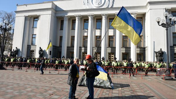 Сторонники политических реформ и сотрудники правоохранительных органов у здания Верховной рады Украины в Киеве
