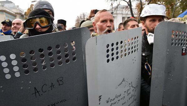 Бойцы батальона Донбасс во время митинга у здания Верховной рады Украины в Киеве