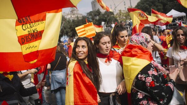 Участники акции в защиту единства Испании в Барселоне. 12 октября 2017