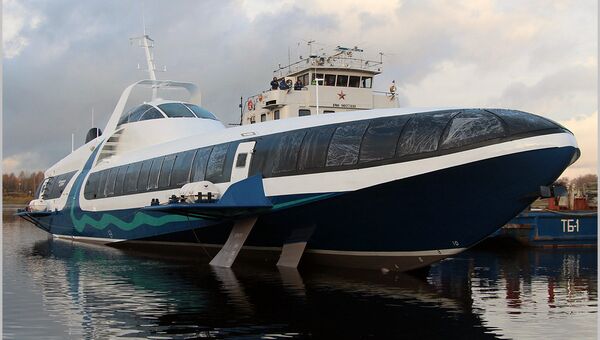 Спущено на воду судно-катер на воздушных крыльях Комета 120М, которое будет возить туристов в Крыму