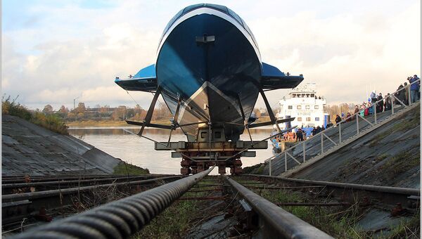 Спущено на воду судно-катер на воздушных крыльях Комета 120М, которое будет возить туристов в Крыму