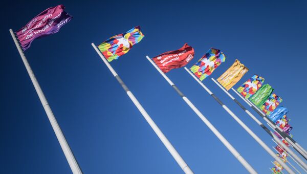 Флаги с символикой XIX Всемирного фестиваля молодежи и студентов в Олимпийском парке в Сочи.