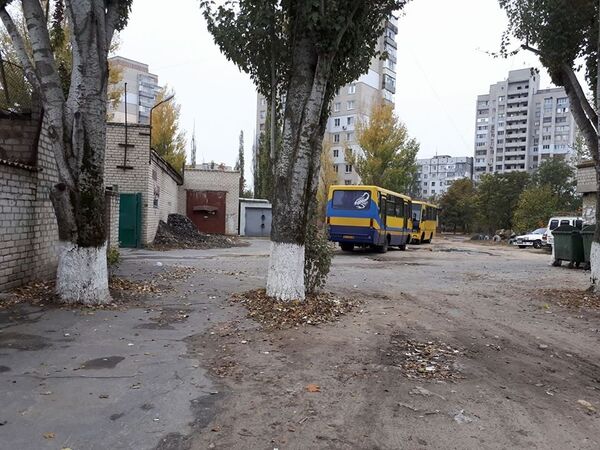 Автобусы, припаркованные во дворе в Херсоне Автобусы, припаркованные во дворе в Херсоне