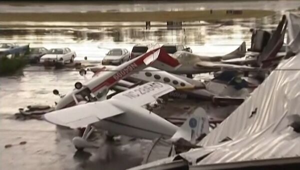 Перевернутые самолеты, машины и разрушенные здания: последствия шторма в Калифорнии