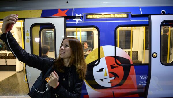Девушка на фоне тематического поезда Сердце России на станции Бейкер-Стрит лондонского метро