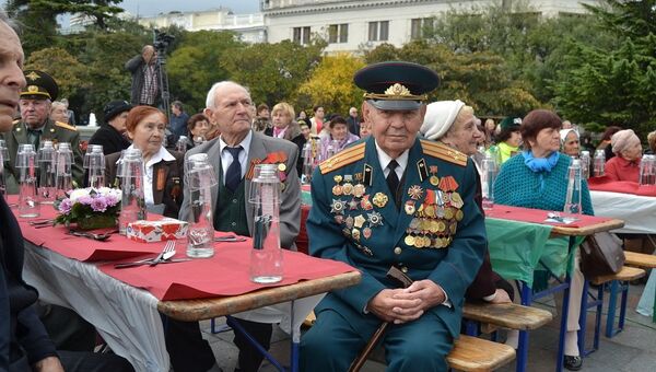 На ялтинской набережной впервые прошел телемост для ветеранов Москва-Ялта