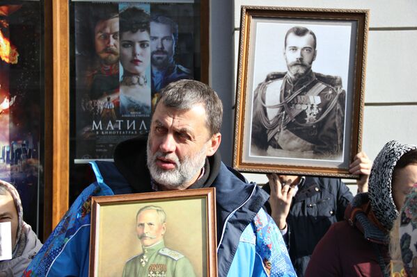Протестующие против показа фильма Матильда возле кинотеатра им. Шевченко в Симферополе