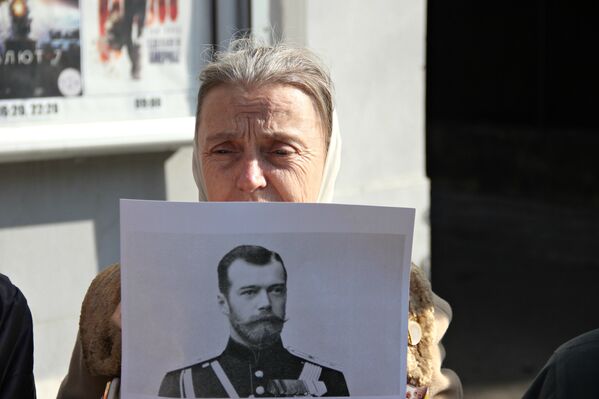 Протестующая против показа фильма Матильда возле кинотеатра им. Шевченко в Симферополе