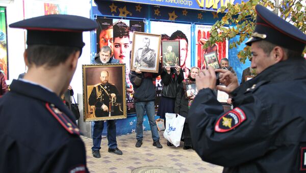 Протестующие против показа фильма Матильда возле кинотеатра Спартак в Симферополе