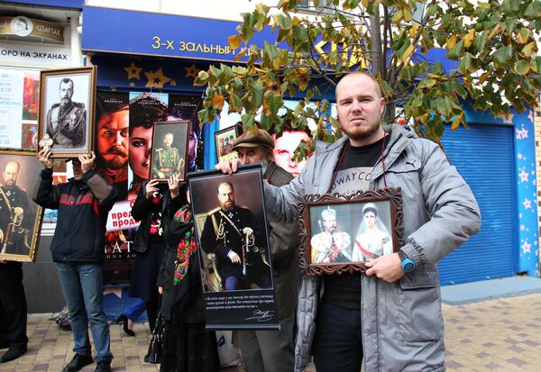 Протестующие против показа фильма Матильда возле кинотеатра Спартак в Симферополе