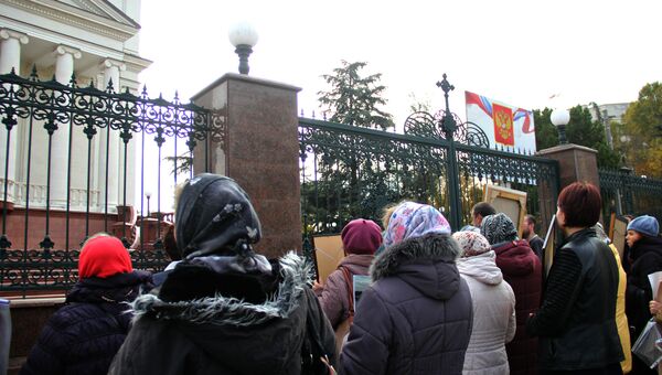 Протестующие против показа фильма Матильда возле храма Александра Невского в Симферополе