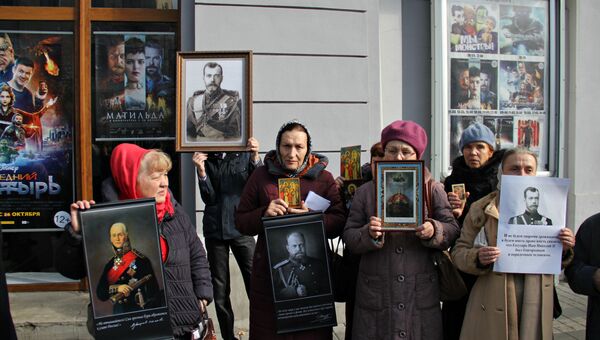 Протестующие против показа фильма Матильда возле кинотеатра им. Шевченко в Симферополе