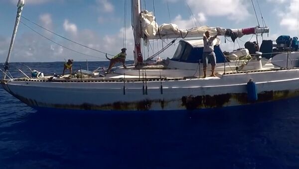 Кадры операции по спасению экипажа яхты, 5 месяцев дрейфовавшей в океане