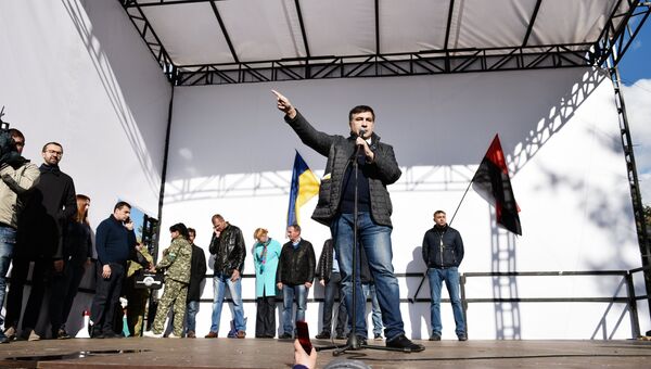 Михаил Саакашвили выступает на вече у здания Верховной рады в Киеве