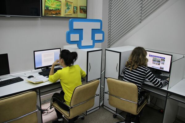 Сотрудники в ньюсруме телеканала Миллет Сотрудники в ньюсруме телеканала Миллет
