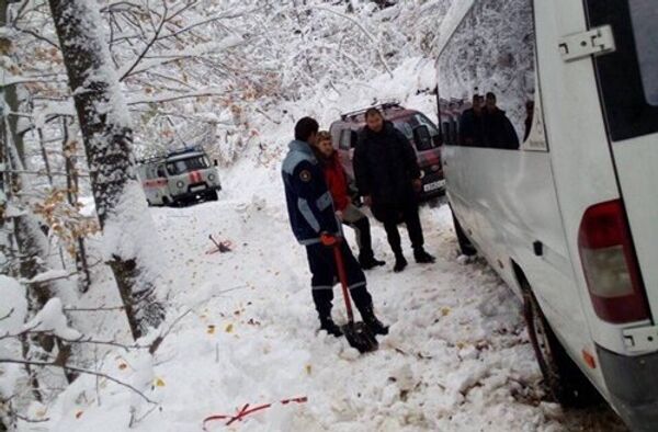 Микроавтобус с пассажирами застрял в снегу на горной дороге