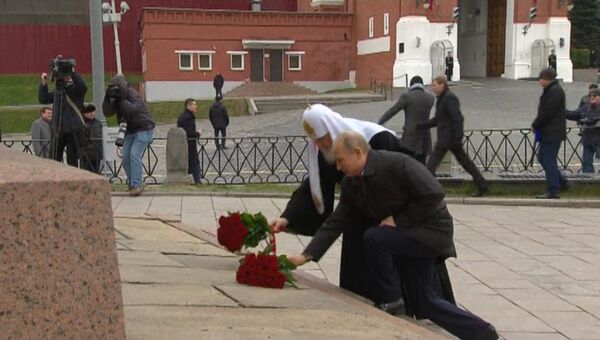 Путин и главы конфессий возложили цветы к памятнику Минину и Пожарскому