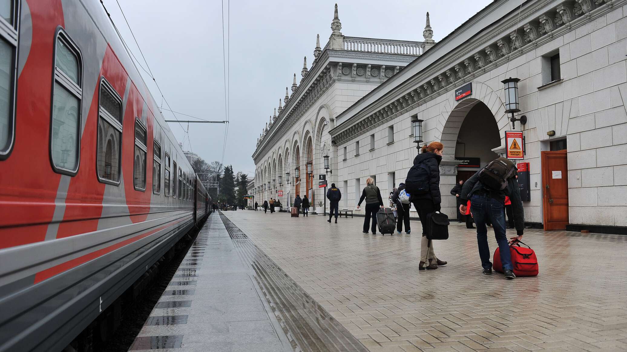 Ржд москва витебск. Сочи ЖД вокзал перрон. Московский вокзал перрон. Новосибирск вокзал перрон. Симферополь ЖД вокзал Перон.