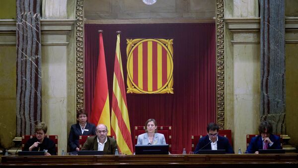 Глава каталонского парламента Карме Форкадель (в центре) на заседании парламента Каталонии, на котором депутаты проголосовали за независимость от Испании. Архивное фото