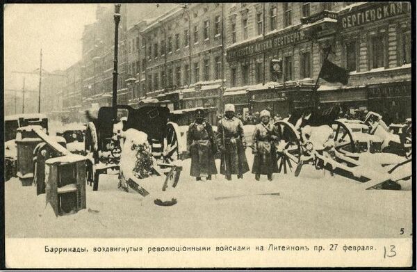 Баррикада на Литейном проспекте, вблизи Сергиевской улицы в Санкт-Петербурге Баррикада на Литейном проспекте, вблизи Сергиевской улицы в Санкт-Петербурге