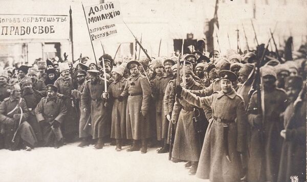 Российские военнослужащие в 1917 году Российские военнослужащие в 1917 году