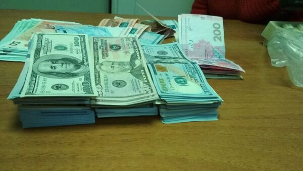 Деньги, которые украинка попыталась провезти через границу Крыма с Украиной под своей одеждой