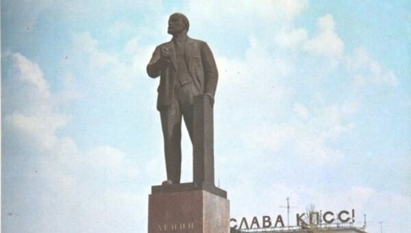Памятник Ленину на одноименной площади Симферополя в советское время